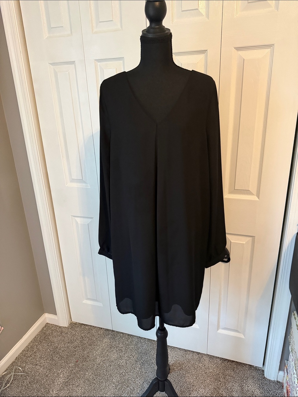 Tinley Road Black Long Sleeve V-Neck Dress